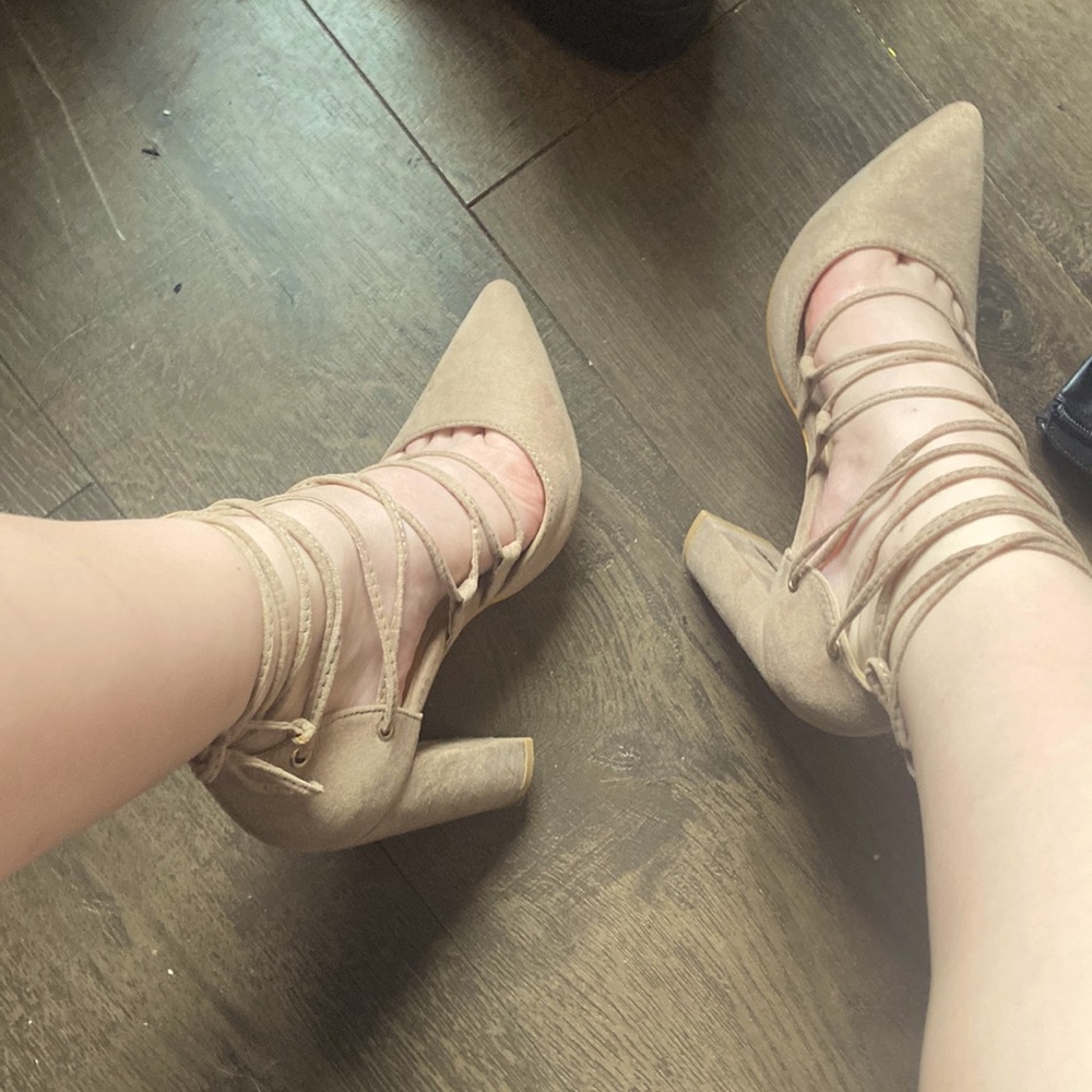 Color: tan/beige.  Size: 7.   In: 4.